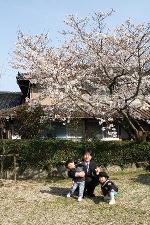 大きな桜の木の下で_d0151154_23193994.jpg